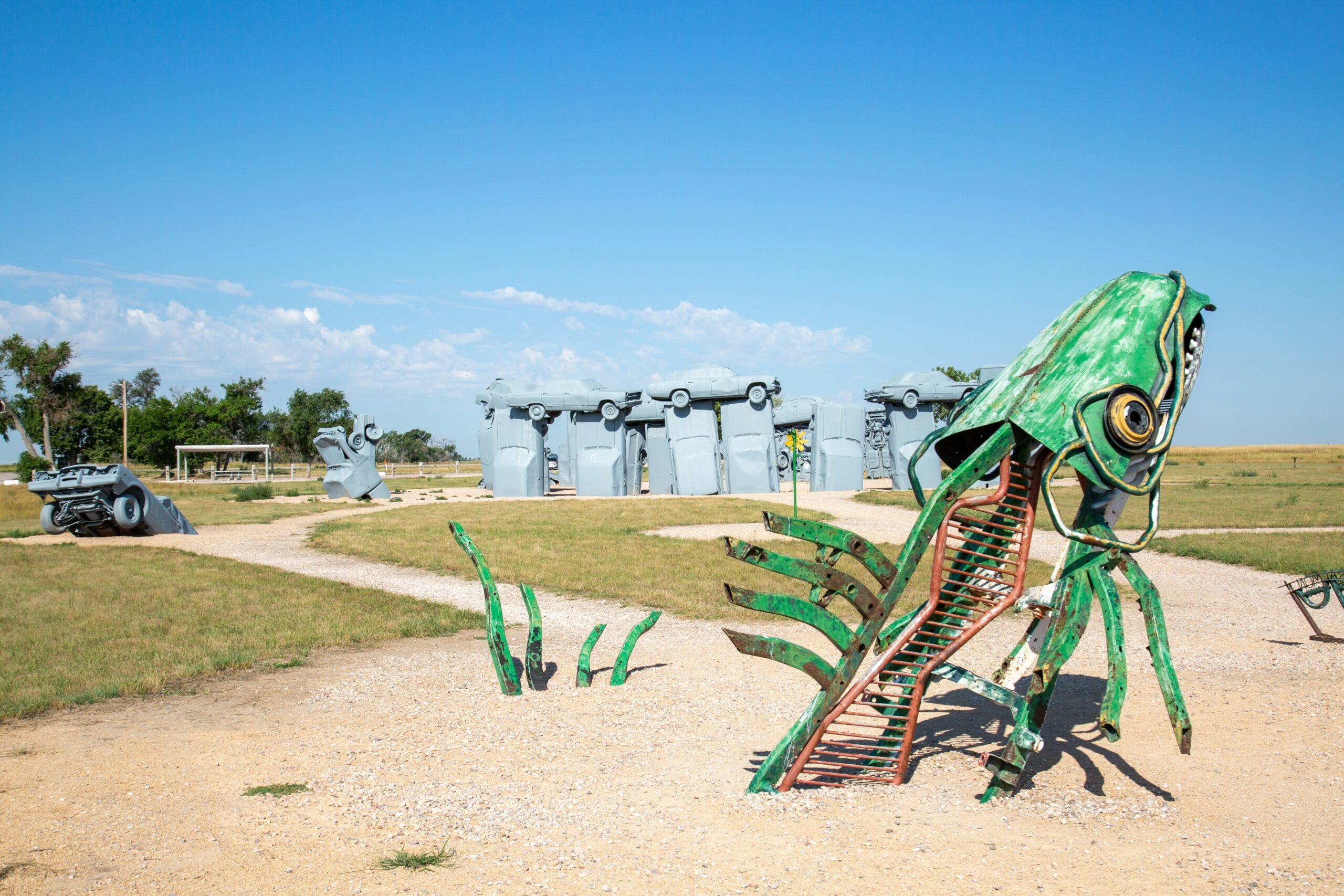 a sculpture of a frog